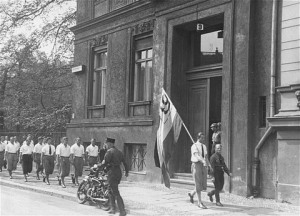 Aufmarsch von NS-Studenten vor dem Institut für Sexualwissenschaft unmittelbar vor dessen Plünderung und Zerstörung am 6. Mai 1933